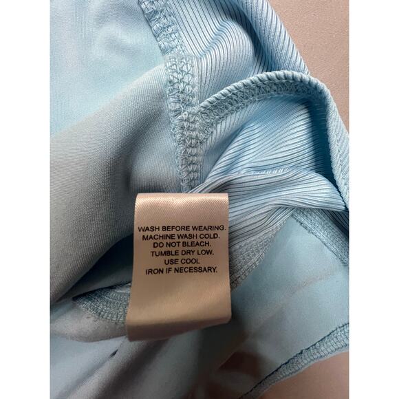 MedCouture Touch Scrub Top Light Blue Women’s Medium Excellent Condition - Picture 7 of 9